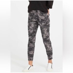 SPANX Twill Cargo Joggers